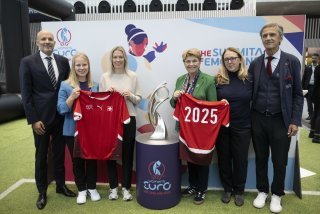 Guillaume Poisson (tout à gauche) a traversé de nombreuses fois la Suisse pour faire la promotion de l'Euro féminin 2025.